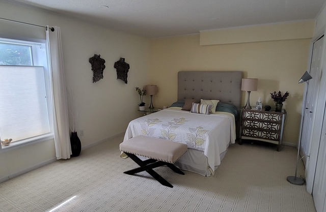 BEACH BLOCK large & gorgeous 1 bdrm with reserved parking