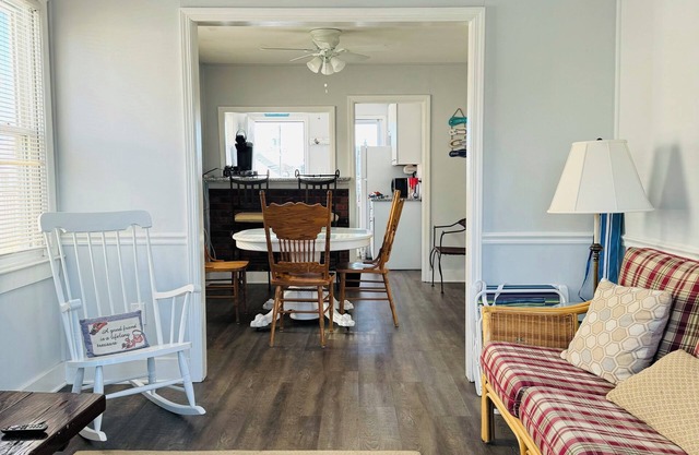 Beach Block, Renovated 2 bdrm, sleep 6, 2nd Flr unit Parking and 4 beach badges