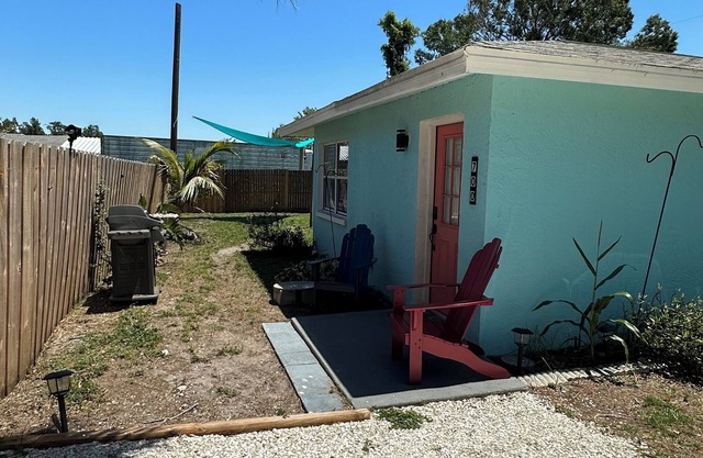 BEACH & Boat Ramp 2 Miles Away, Sarasota Memorial Hosp 2 Miles, Publix 1/2 Mile