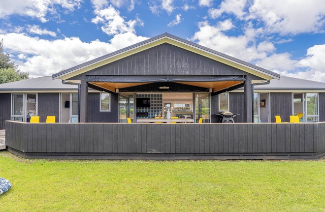 Beach Break Bach - Whangapoua Holiday Home