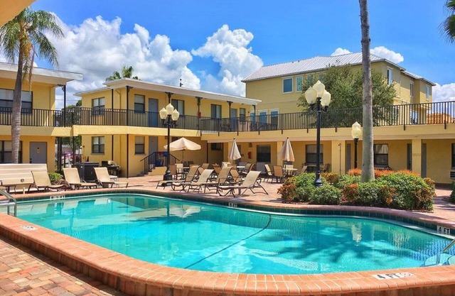 Beach Condo, Heated Pool, Free Parking, 2 Minute Walk to Ocean