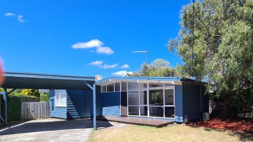Beach Cottage. 100m to the beach 9minutes to Hot Springs. Pet Friendly