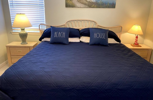 Beach Cottage - walk to Gulf - Sleeps up to 8