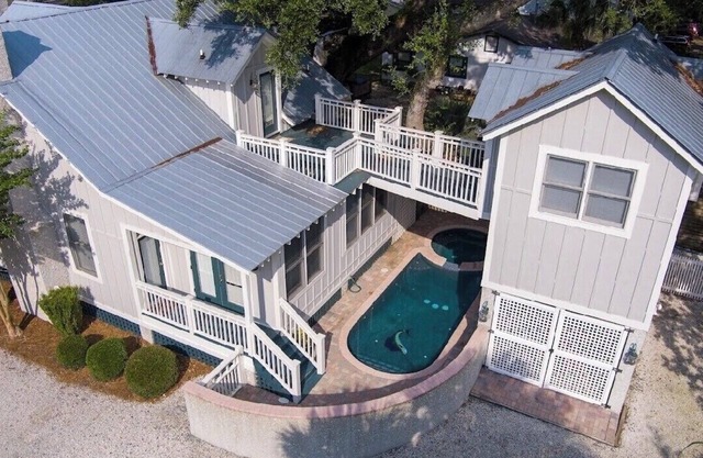 Beach Cottage with Heated Spa & Private Pool-Pet Friendly