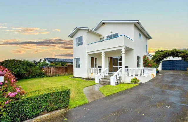 Beach-front Bliss: Coastal Paradise Awaitsn