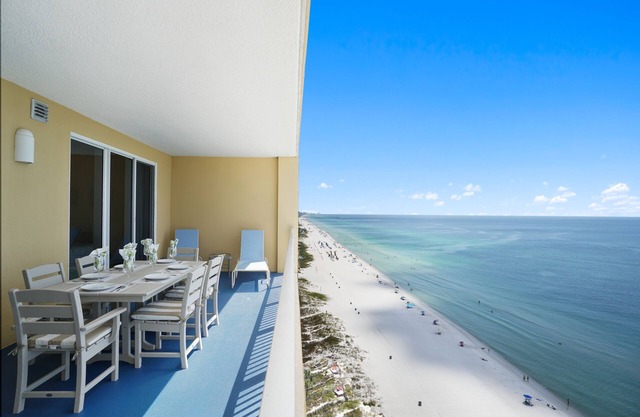 BEACH FRONT Double King Sleeps 6, Wifi, Beach Service & under building parking!