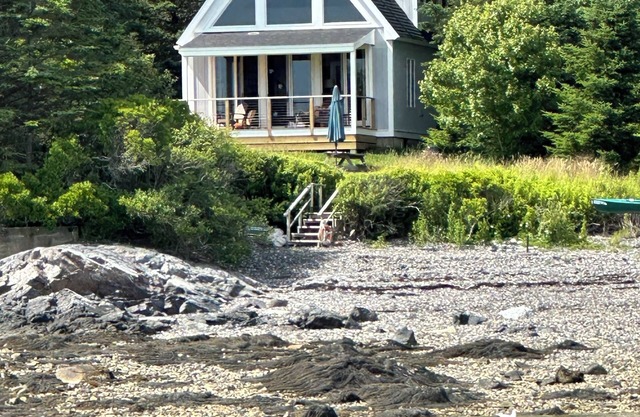 Beach Front in Magical Cape RosiernNewly renovated.