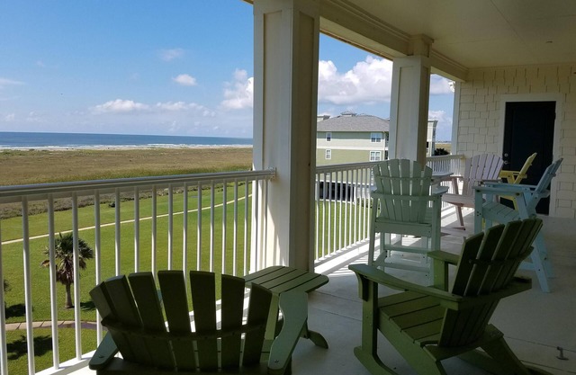 Beach front, Top Floor Condo, stunning views of gulf, 7 day discount rate.