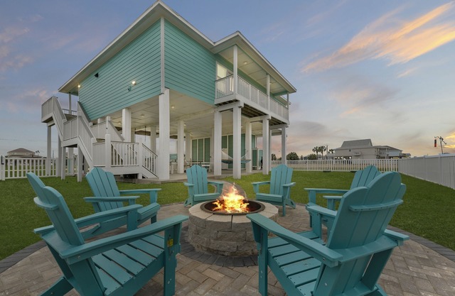 Beach Getaway. 2 King Beds. Walk to Beach. Fire Pit, BBQ Grill and Ping Pong