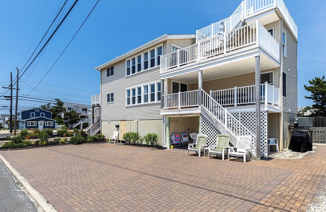 Beach Haven Beach Block - 3rd house from beach - 2 private decks & so much more.