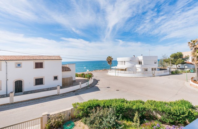 "Beach House" (ETV/8101) Beautiful villa with spectacular sea views.