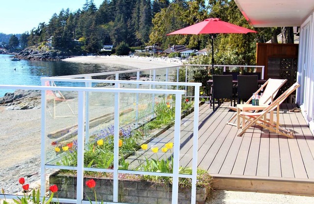 Beach House In Sechelt