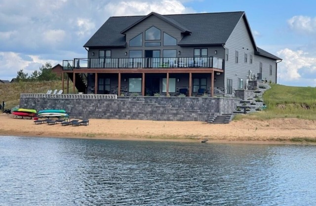 Beach house near Castle Rock Lake.