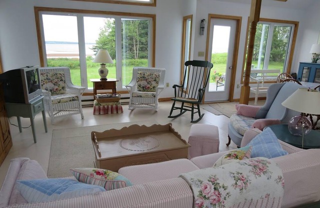 Beach House on Private Shore - Spectacular Views - Peace and Quiet