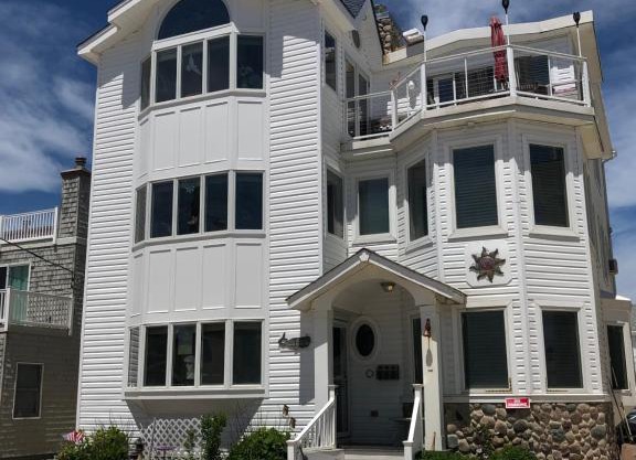 Beach House Retreats 6-just 30 Steps from the Beach with Rooftop Hot Tub and Gourmet Kitchen