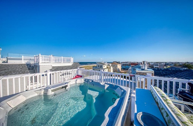 Beach House Retreats on LBI 8- Just Steps to Beach - Gourmet Kitchen & Rooftop HotTub