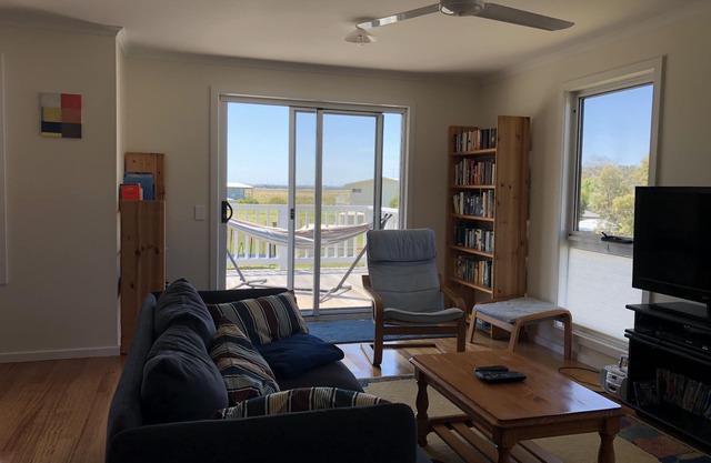 Beach house with Sauna, Linen, Wifi, Netflix.