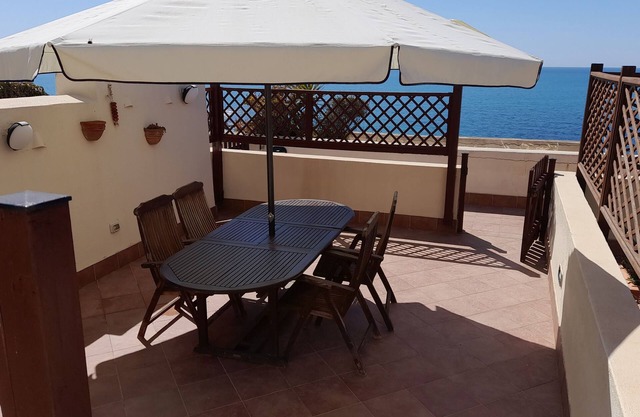 Beach house with terrace overlooking the beach of Portu Maga