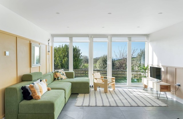 Beach Life, Cabin-Vibes. Ocean views nr Bude