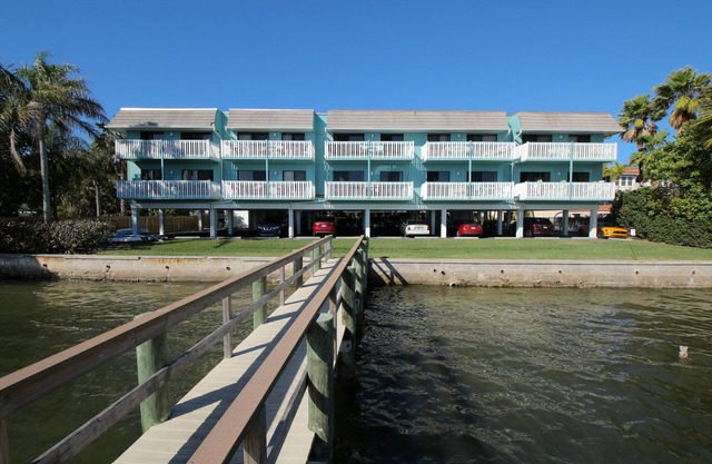 Beach Palms 2B-Beach 1 Minute Walk-Heated Pool-Free Wi-Fi-Dock-Surrounded By Wat