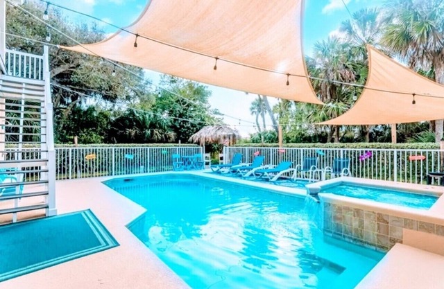 Beach side paradise,Walk to beach Beach,heated pool &hot tub .Total Privacy