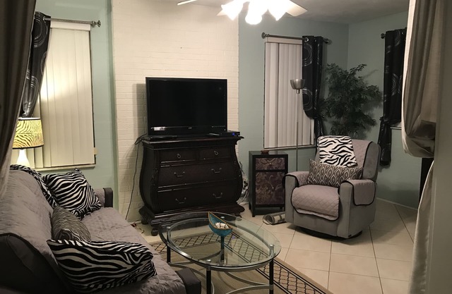 Beach Side Townhouse-Walk to Beach-UNIT 2 QUOTED-1Bd/1Ba/LR/FR/Full Kitchen.