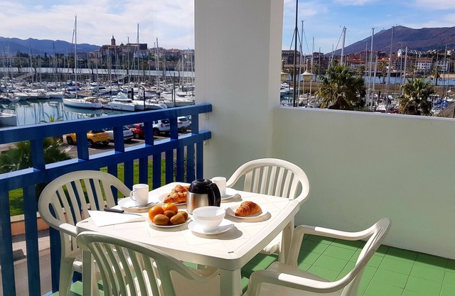 Beach Studio Superb Terrace facing the marina conveniently placed parking