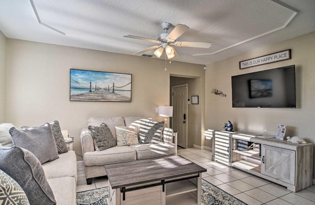Beach-Style Getaway with Lanai about 4 Mi to Beaches!