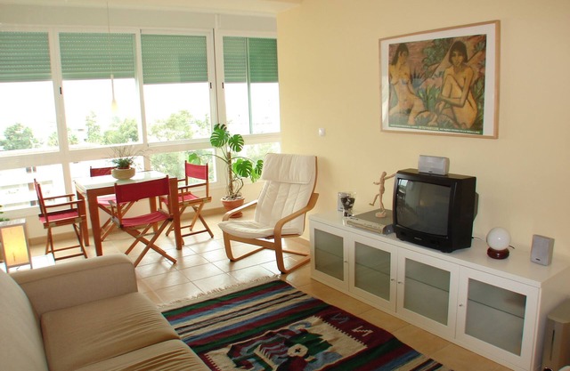 Beach, Surf and Lisbon. Enjoyable apartment with WiFi in Costa da Caparica.