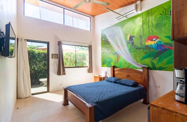 Beach Townhouse: A/C Toucan (Kitchenette +)