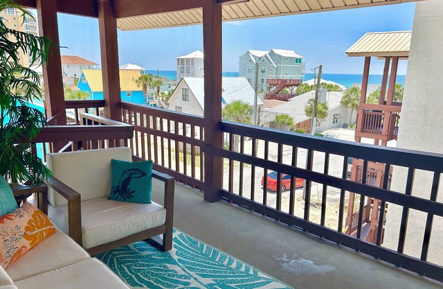 BEACH VIEW ; 2 Minute walk to Crystal Clear Waters, 2bedroom Top Floor Condo
