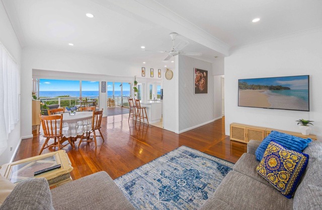 Beach-View Lake Cathie seaside cottage