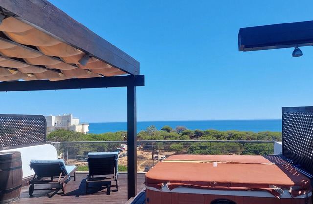 Beach View Penthouse T3,private jacuzzi & roof terrace ,500m from Praia Falesia