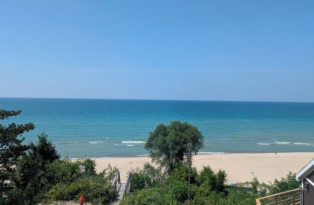 Beachbum's Beachfront 1-bedroom apartment steps from Lake Michigan/Dunes