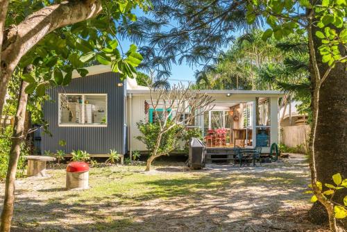 Beachcombers Cottage - beachfront pet retreat