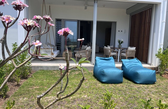 Beachfront 2-bedroom apartment in marvelous Grand Gaube