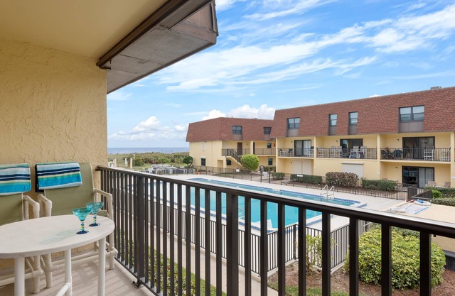 Beachfront 2BR Condo W/Pool BBQ & Steps To Beach Close to Space Center and Dini