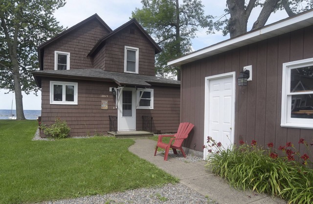 Beachfront, 5 Bedroom Home w/Tennis/pickle-ball Court