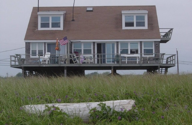 Beachfront 6-bedroom cottage, Step right onto the beach! 30 min. to Newport.