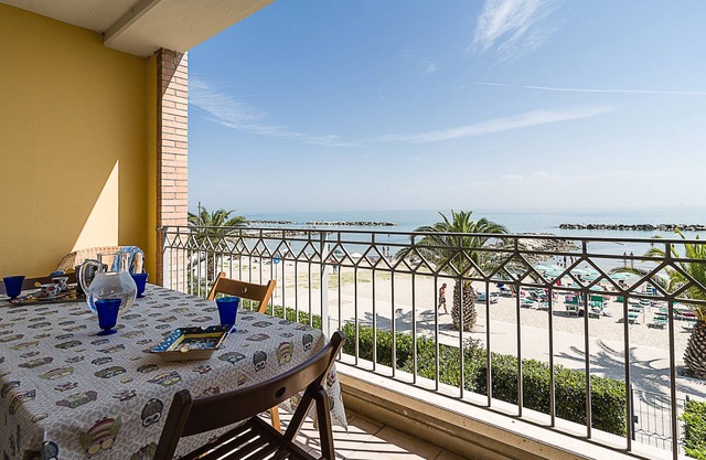 Beachfront apartment, terrace, wifi, garage.