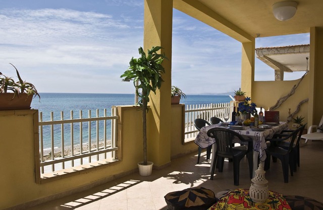 Beachfront apartment 6- 9 places. Amenities: free wi-fi, barbecue.