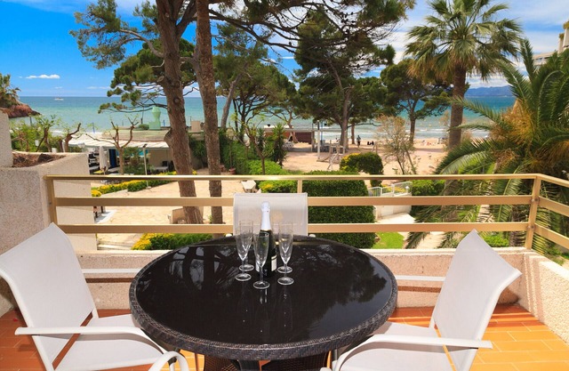 Beachfront Apartment with Pool & WiFi · UHC PLAYAMERO 153