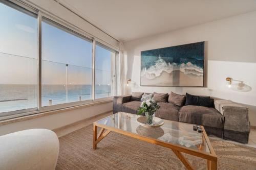 Beachfront apartment with breathtaking sea view