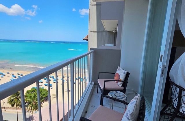 Beachfront apt w/2 beds in Isla Verde. 2-5 minute walk to restaurants & shops!