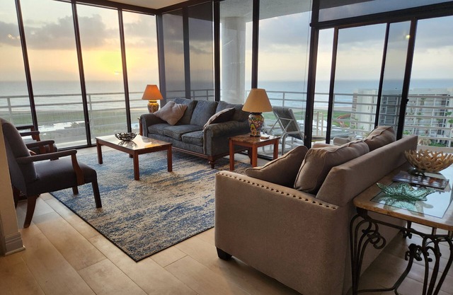 Beachfront Bliss: Condo with Unforgettable Ocean Views #922