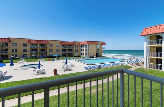 BEACHFRONT CONDO 2/2nBeautiful views on the no Drive Beach