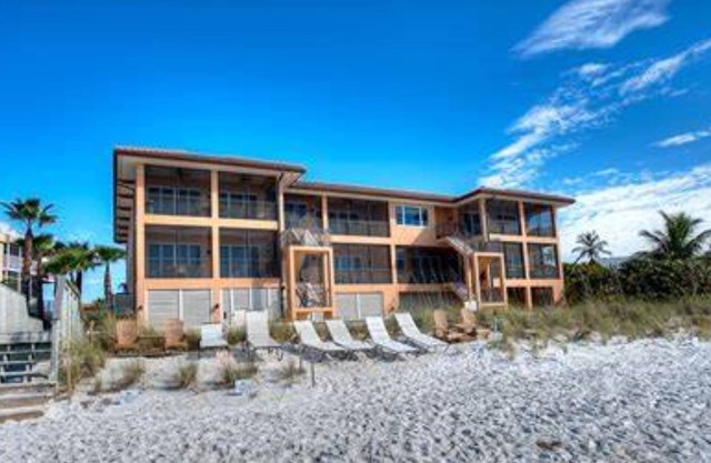 Beachfront condo with gorgeous view of the gulf.