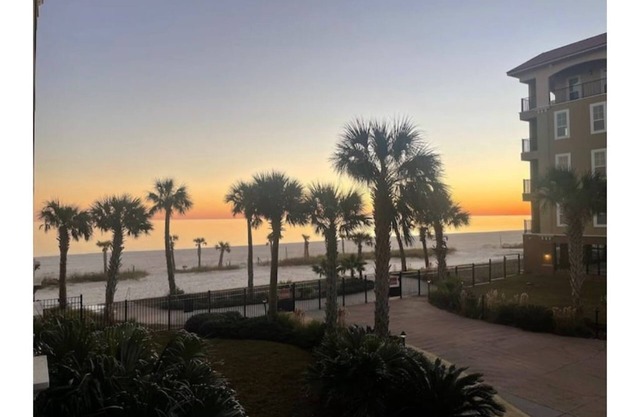 Beachfront Condo with Beautiful Sunset Views. Gorgeous Pool.
