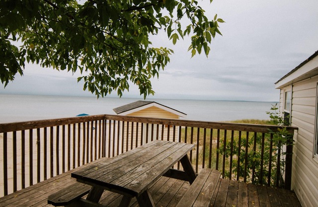 BEACHFRONT COTTAGE IN WASAGA BEACH - SANDPIPER BEACH RESORT - COTTAGE # 9