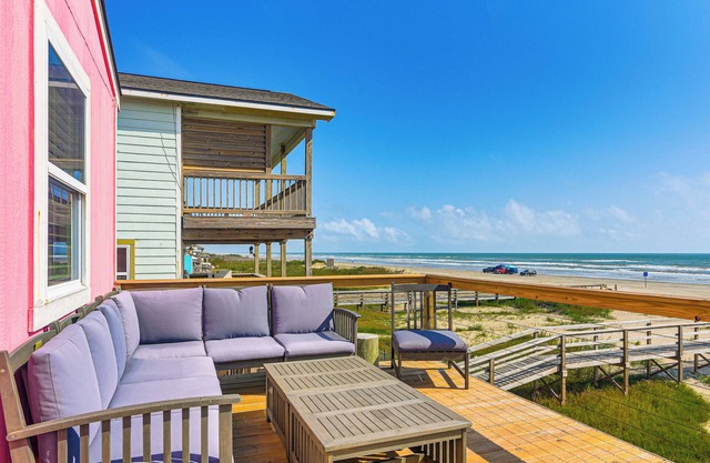 Beachfront Cottage w/Boardwalk in Freeport